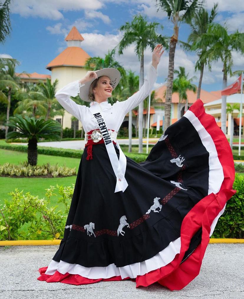 Ana Paula representando a Argentina con su traje típico inspirado en el romance gaucho para el Certamen Internacional Miss América Latina de Mundo 2023, del cual fue coronada