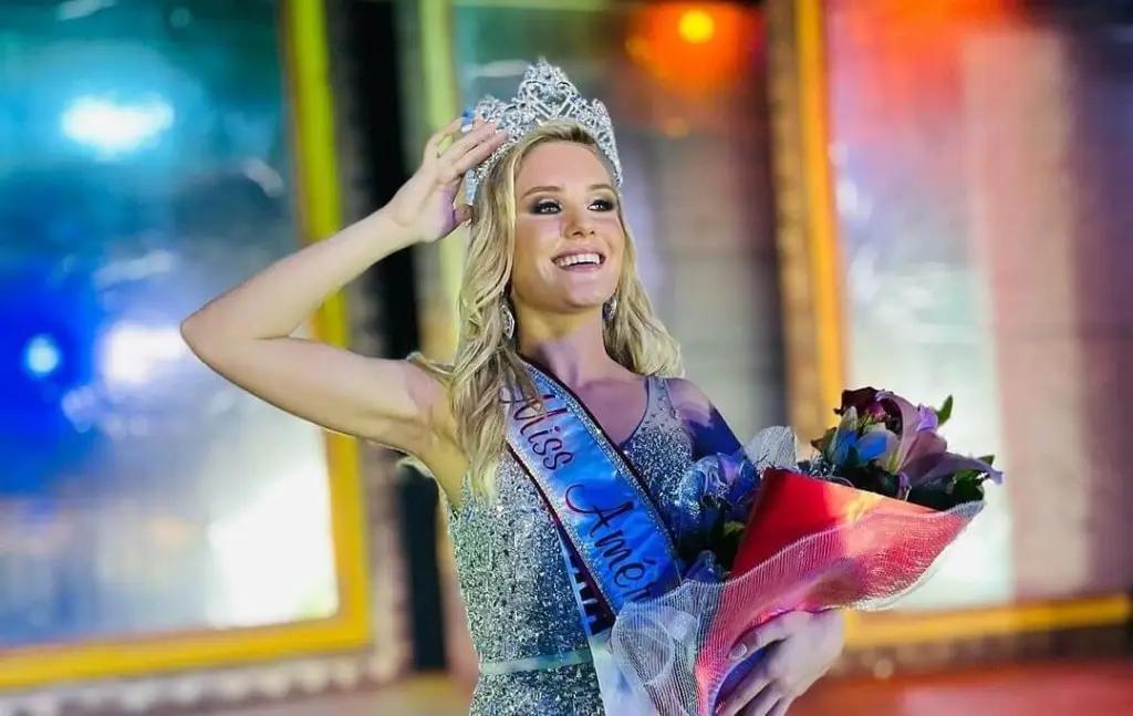 Ana Paula al momento de ser coronada Reina en octubre  de 2023 en Puerto Rico.